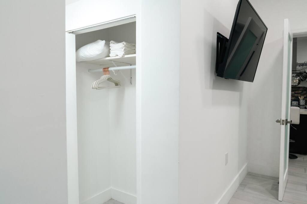 Luxury Retreat 3B ,2Ba Pool , Coral Gables Center Villa Miami Buitenkant foto